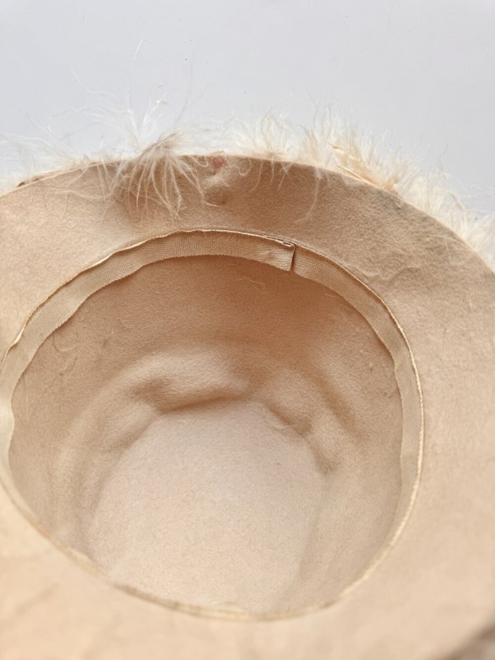 Vintage Beige Ostrich Feather Velvet Bow Wool Felt Cloche Hat - Picture 16 of 16
